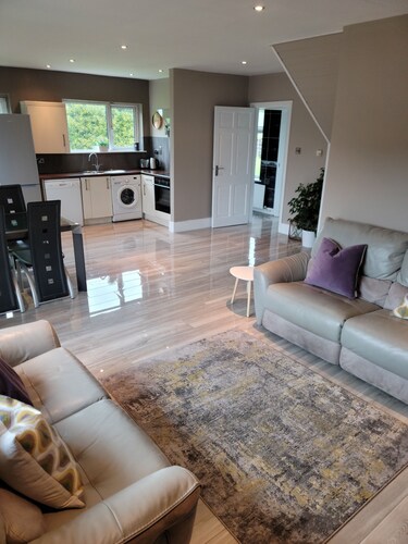 Beautiful Private House. 10 mins drive to City Centre & Blarney Castle.