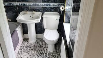 Doccia, asciugacapelli, asciugamani, sapone