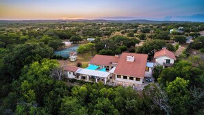Exterior - 7br Home w/ Pool - Perfect for Family Reunions (Spicewood)