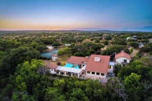 Exterior - 7br Home w/ Pool - Perfect for Family Reunions (Spicewood)