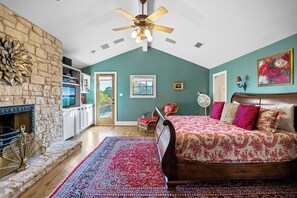 Room - 7br Home w/ Pool - Perfect for Family Reunions (Spicewood)
