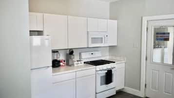 Geladeira, micro-ondas, cooktop, lava-louças