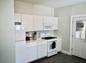 Fridge, microwave, stovetop, dishwasher