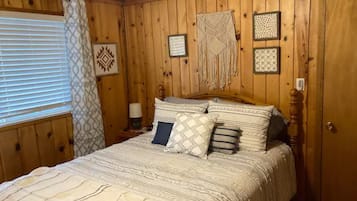 2 makuuhuonetta, tallelokero huoneessa, työpöytä, vauvan matkasänky