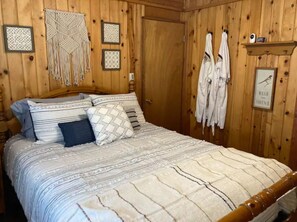 2 soverom, safe på rommet, skrivebord og reiseseng for barn