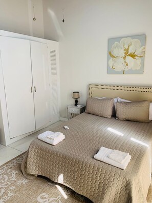 3 habitaciones, tabla de planchar con plancha, wifi y ropa de cama