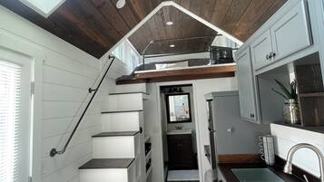 Réfrigérateur, micro-ondes, plaque de cuisson, cafetiÚre/bouilloire