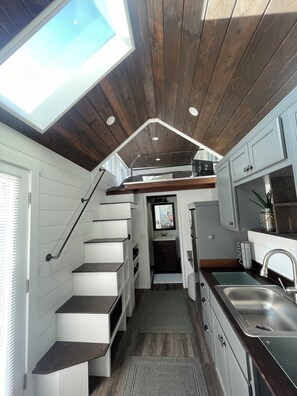 ثلاجة، ميكروويف، موقد طهي مسطح، ماكينة لصنع القهوة/الشاي