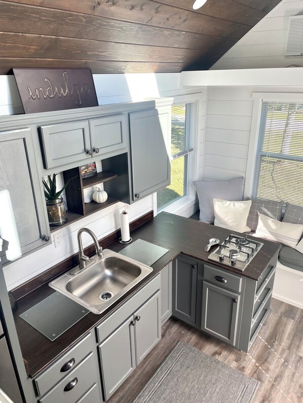 ثلاجة، ميكروويف، موقد طهي مسطح، ماكينة لصنع القهوة/الشاي