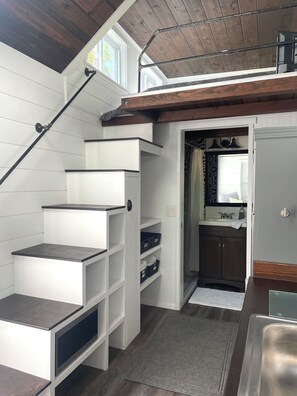 المنشأة من الداخل