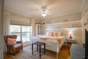 3 bedrooms, desk, iron/ironing board, travel cot - COASTAL COTTAGE RETREAT - NEAR BEACH! - 3bd 2ba - NO GS TAX! - 2 Pools (Gulf Shores)