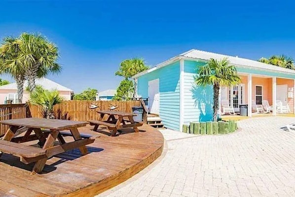 Outdoor dining - Coastal Cottage Retreat | NEAR BEACH! | 3bd 2ba | NO GS TAX! | 2 Pools (Gulf Shores)