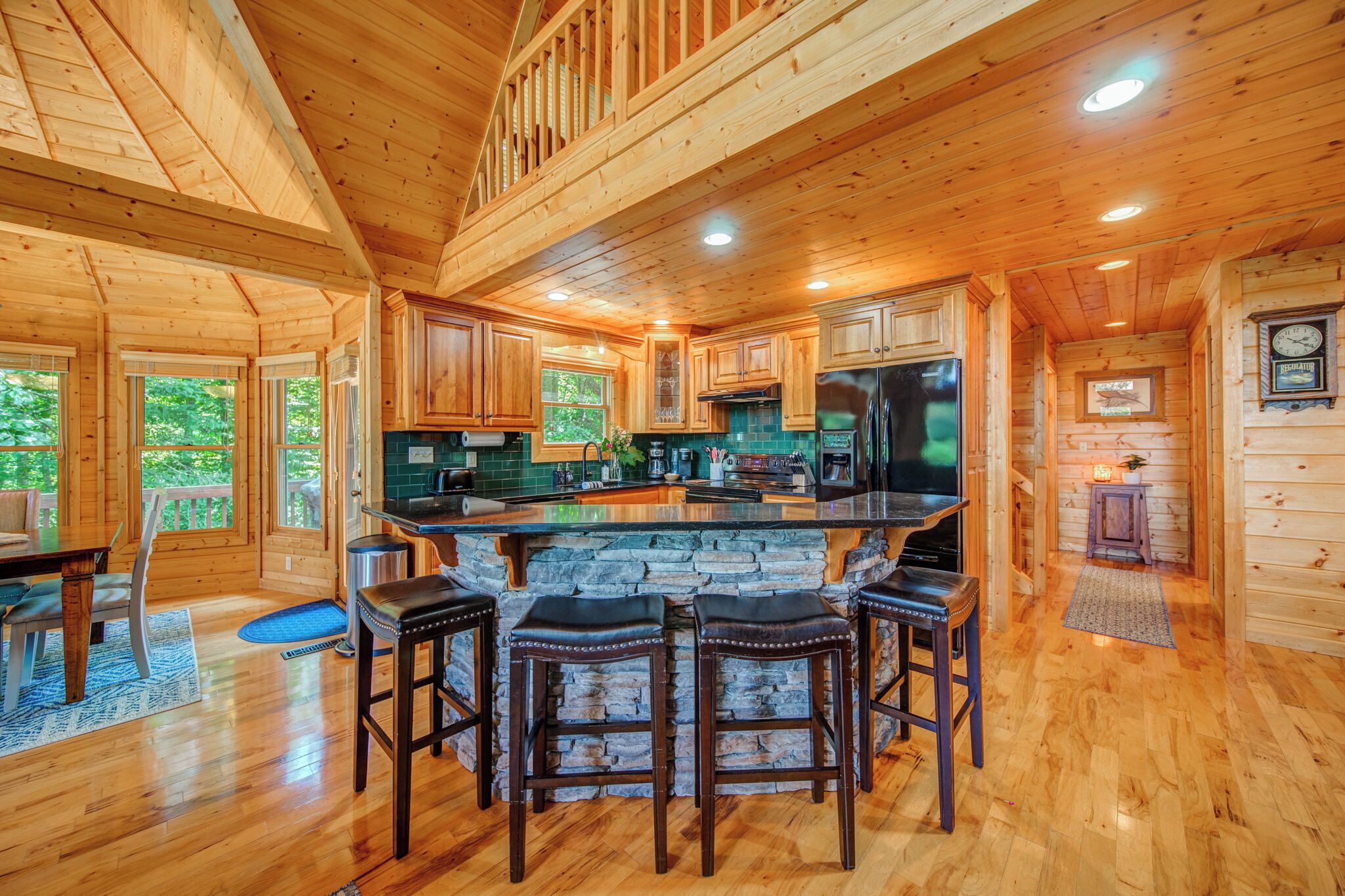 小屋, 多张床, 热水浴缸, 山景 | 私人厨房 | 冰箱、微波炉、烤箱、炉灶