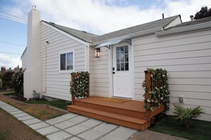 A single-story house with a front porch, a door, and a window. - Urban Oasis in Tacoma (Tacoma)