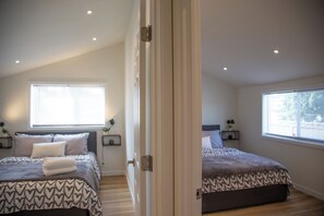 4 bedrooms, desk, WiFi, bed sheets