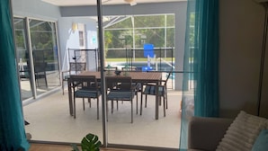 Ein modernes Wohnzimmer mit einer Schiebeglasdoor zum Patio.