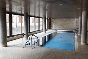 Una piscina cubierta