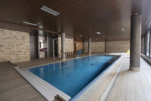 Indoor pool - Refugio del Roble by BeValle (Panticosa)