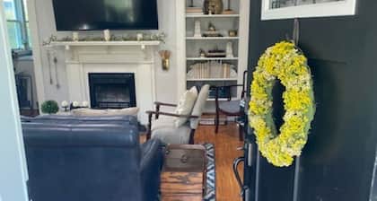 Authentic 1920 entire farmhouse, pet friendly, country , porch swing and creek.