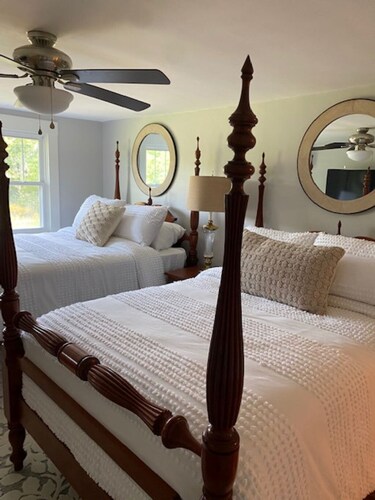 Authentic 1920 entire farmhouse, pet friendly, country , porch swing and creek. 