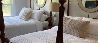 Authentic 1920 entire farmhouse, pet friendly, country , porch swing and creek. 