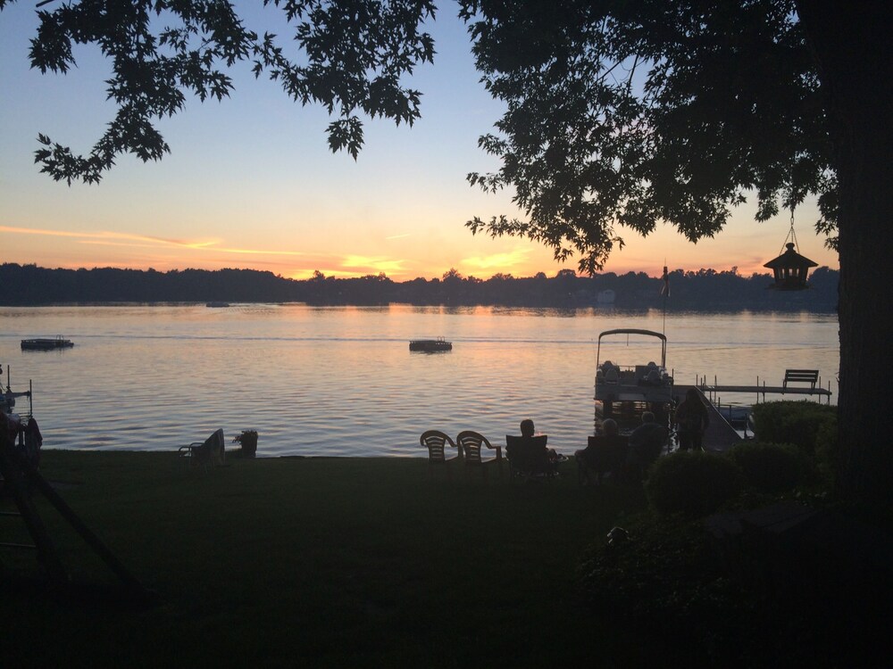 Spacious Lakefront cottage on South Twin Lake Howe Vrbo