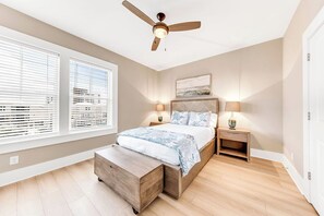 3 bedrooms, WiFi, bed sheets - NEW! Steps to the Beach! Pool! Sleeps 12 (Gulf Shores)