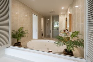 Hair dryer, towels, soap, toilet paper - Pavillions 21  (Hamilton Island)