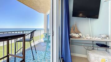 Departamento, 2 habitaciones, balcón, vista al océano | 2 habitaciones, decoración personalizada y muebles diferentes