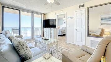 Departamento, balcón, vista al océano | 2 habitaciones, decoración personalizada y muebles diferentes