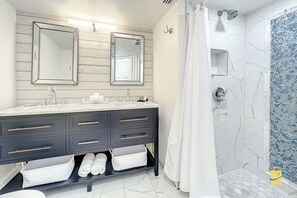 Apartment, 2 Schlafzimmer, Meerblick, Strandnähe | 2 Schlafzimmer, individuell dekoriert, individuell eingerichtet