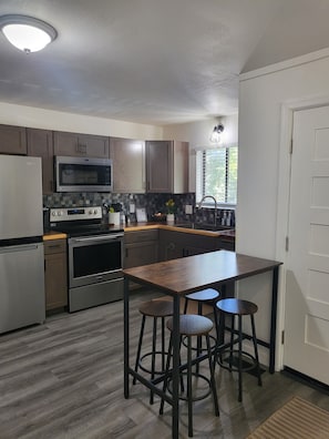 Refrigerador, microondas, horno, placa de cocina