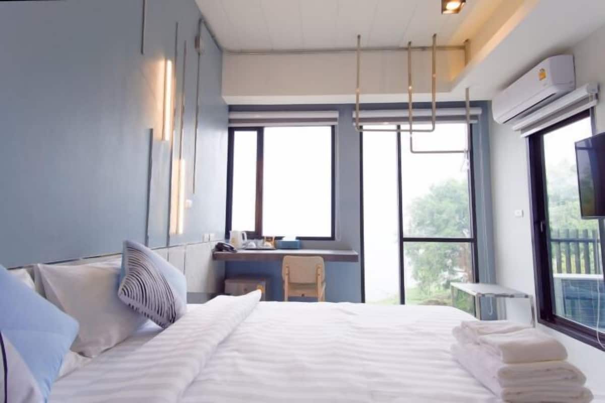 Minibar con artículos gratuitos y escritorio