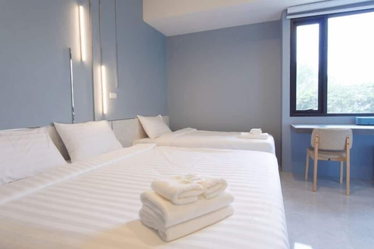 Minibar con artículos gratuitos y escritorio