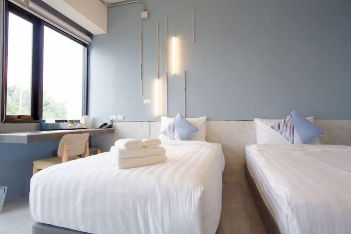 Minibar con artículos gratuitos y escritorio