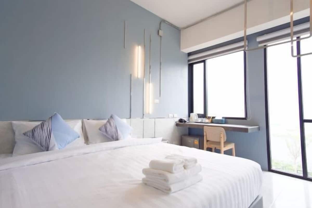 Minibar con artículos gratuitos y escritorio