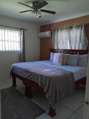 2 bedrooms, iron/ironing board, free WiFi, bed sheets - Lovely, 2 bedroom unit with pool on site (Nassau)