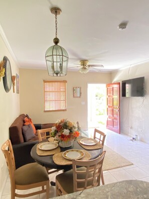 Dining - Lovely, 2 bedroom unit with pool on site (Nassau)