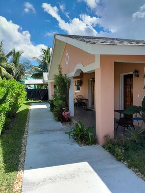 Outdoor dining - Lovely, 2 bedroom unit with pool on site (Nassau)