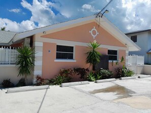 Exterior - Lovely, 2 bedroom unit with pool on site (Nassau)
