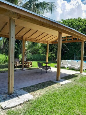 Outdoor dining - Lovely, 2 bedroom unit with pool on site (Nassau)