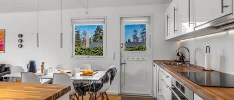 Fridge, microwave, dishwasher, cookware/dishes/utensils