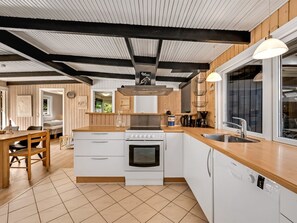 Køleskab, mikrobølgeovn, opvaskemaskine, køkkentøj/tallerkener/redskaber