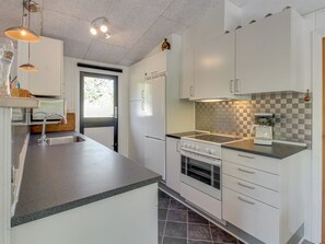 Køleskab, mikrobølgeovn, ovn, køkkentøj/tallerkener/redskaber