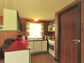 Refrigerador, horno y utensilios de cocina