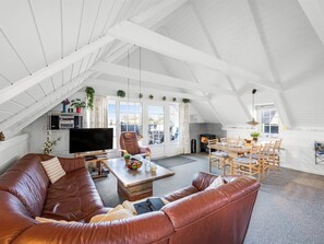 Fernseher, Kamin, DVD-Player