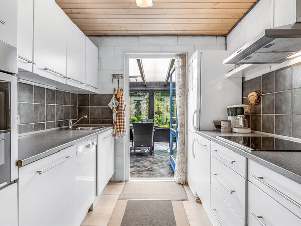 Kylskåp, mikrovågsugn, diskmaskin och grytor/köksredskap