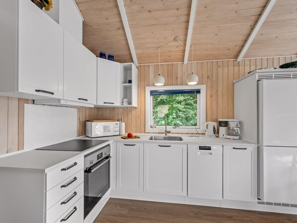 Kühlschrank, Mikrowelle, Ofen, Geschirrspüler