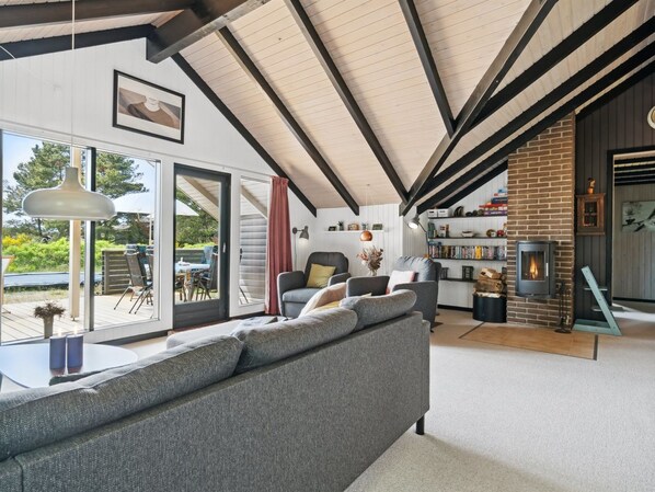 TV, fireplace, DVD player