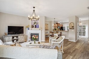 Smart TV, fireplace, books, offices - Amazing Location Near Cary/Morrisville/Apex Downtown, Close to RDU/RTP/ Shopping (Cary)